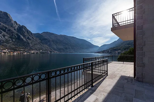 A luxurious three-story villa on the first sea line in  Kotor — photo 29
